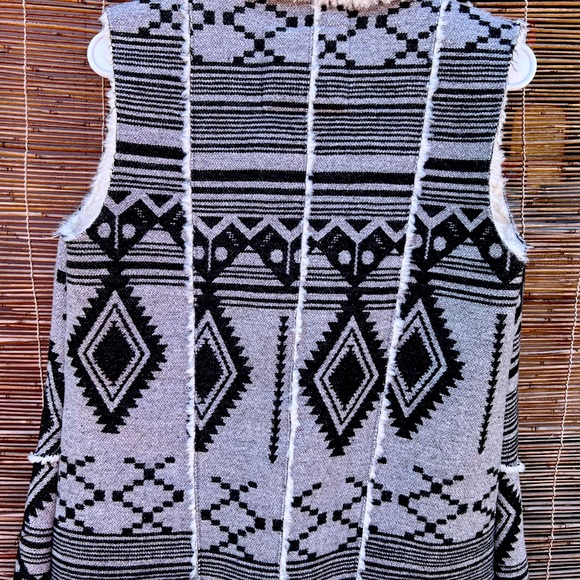 Mossimo supply co. Sherpa vest size M like new - Picture 3 of 3